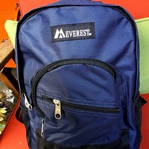 NWOT Stylish Unisex Everest Small Backpack in the Color Navy Blue